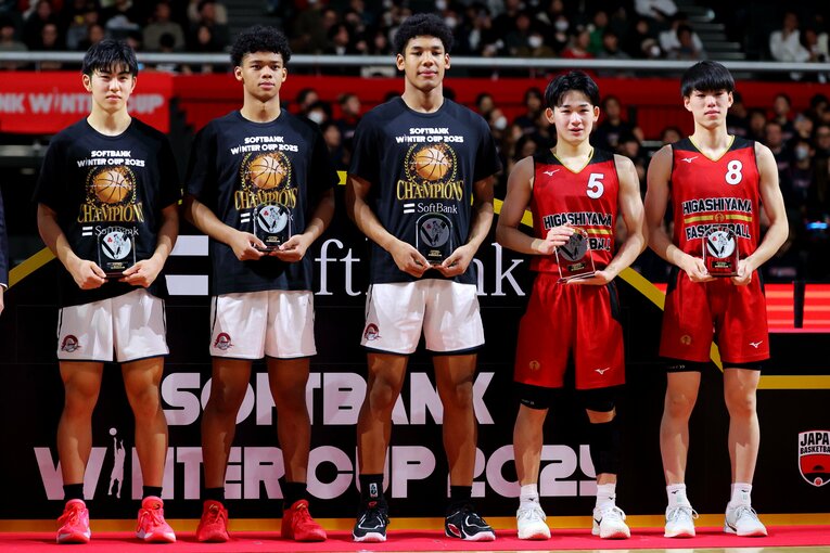 ベスト5に輝いた白谷（中央）　©AFLO