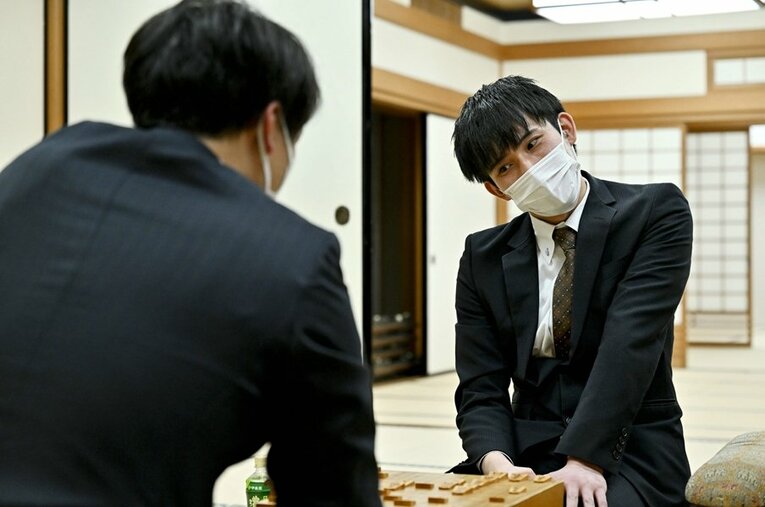 棋士編入試験5番勝負第1局で徳田拳士四段（左）に勝利し、対局を振り返るアマチュアの小山怜央さん（代表撮影） ／ photograph by JIJI PRESS