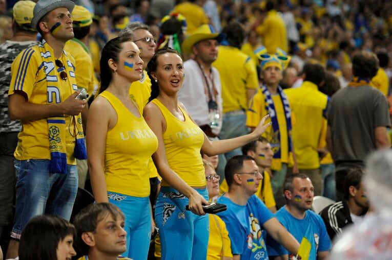 EUROにいた美しい女性サポーターの応援姿（50枚超）　©Sports Graphic Number