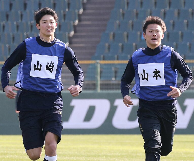 17年1月、新人合同自主トレに参加するルーキー時代の山本由伸と山崎颯一郎。瓜野はその成長を見守ってきた　©︎Sankei Shimbun