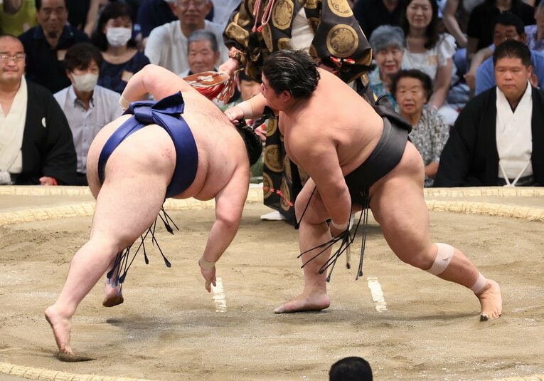 名古屋場所6日目、過去3戦全敗だった豪ノ山をはたき込みで破った伯桜鵬　©JIJI PRESS