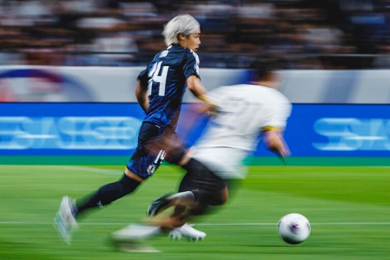 伊東純也の高速ドリブル（2枚目／全9枚）©Kiichi Matsumoto