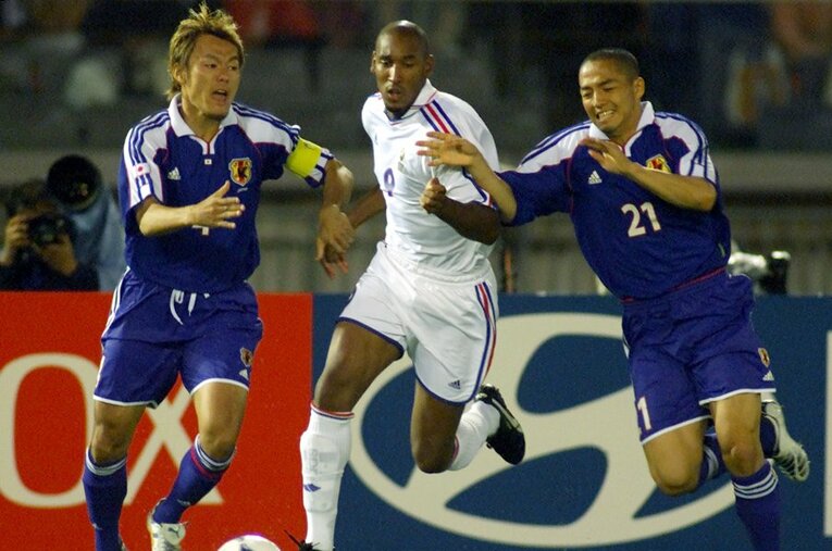 2001年のFIFAコンフェデレーションズカップ。ニコラ・アネルカ（フランス）のドリブル突破を阻止する森岡隆三と小野伸二 ／ photograph by Reuters/AFLO