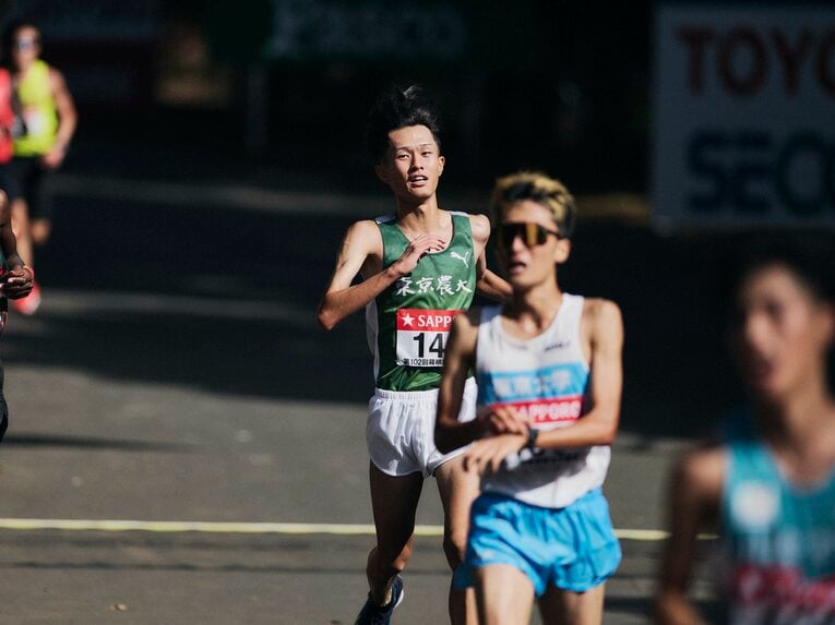 東大・秋吉拓真（前方）に先着を許したが日本人6位だった東農大・前田（148番）　©Yuki Suenaga
