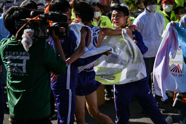 ゴールした花尾はチームメイトのもとへ向かう　©Nanae Suzuki