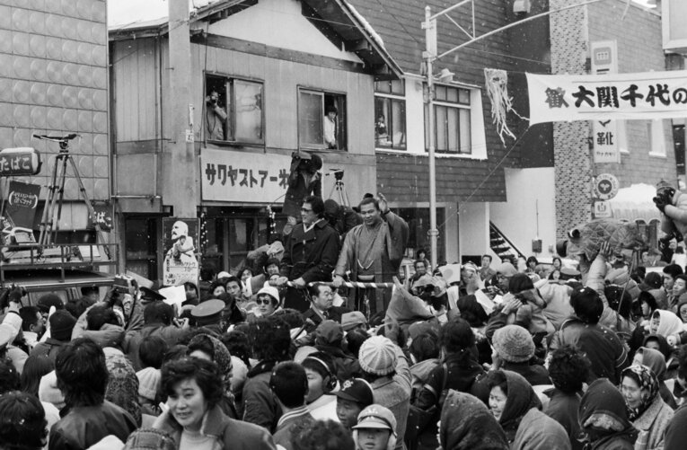 大関に昇進し出身地の福島町でパレードする千代の富士。隣は九重親方（元横綱・北の富士）©JIJI PRESS