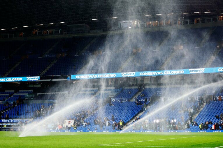 この日は強風により、散水の水が巻き上がってしまうほどだった　©Daisuke Nakashima