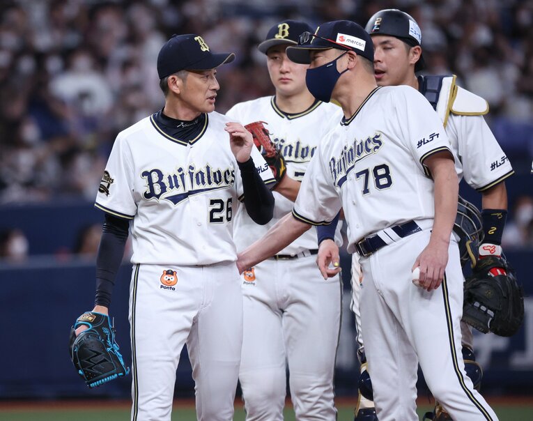 引退試合のマウンドで能見を労う中嶋監督　©︎JIJI PRESS