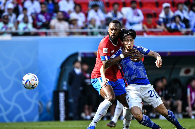 厳しいチェックを受ける上田綺世　©Takuya Sugiyama/JMPA