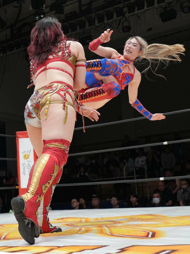 林下詩美にドロップキックを放つ橘渚。5月16日、後楽園ホール　©Essei Hara