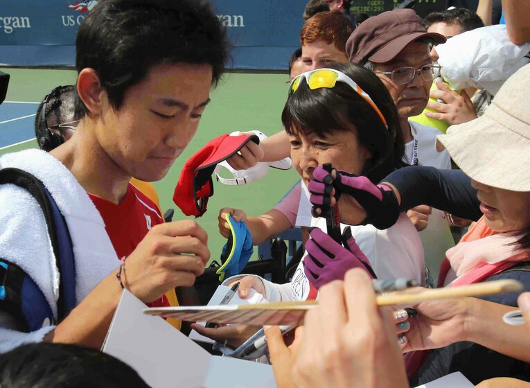 ファンからの人気も高い西岡　©JIJI PRESS