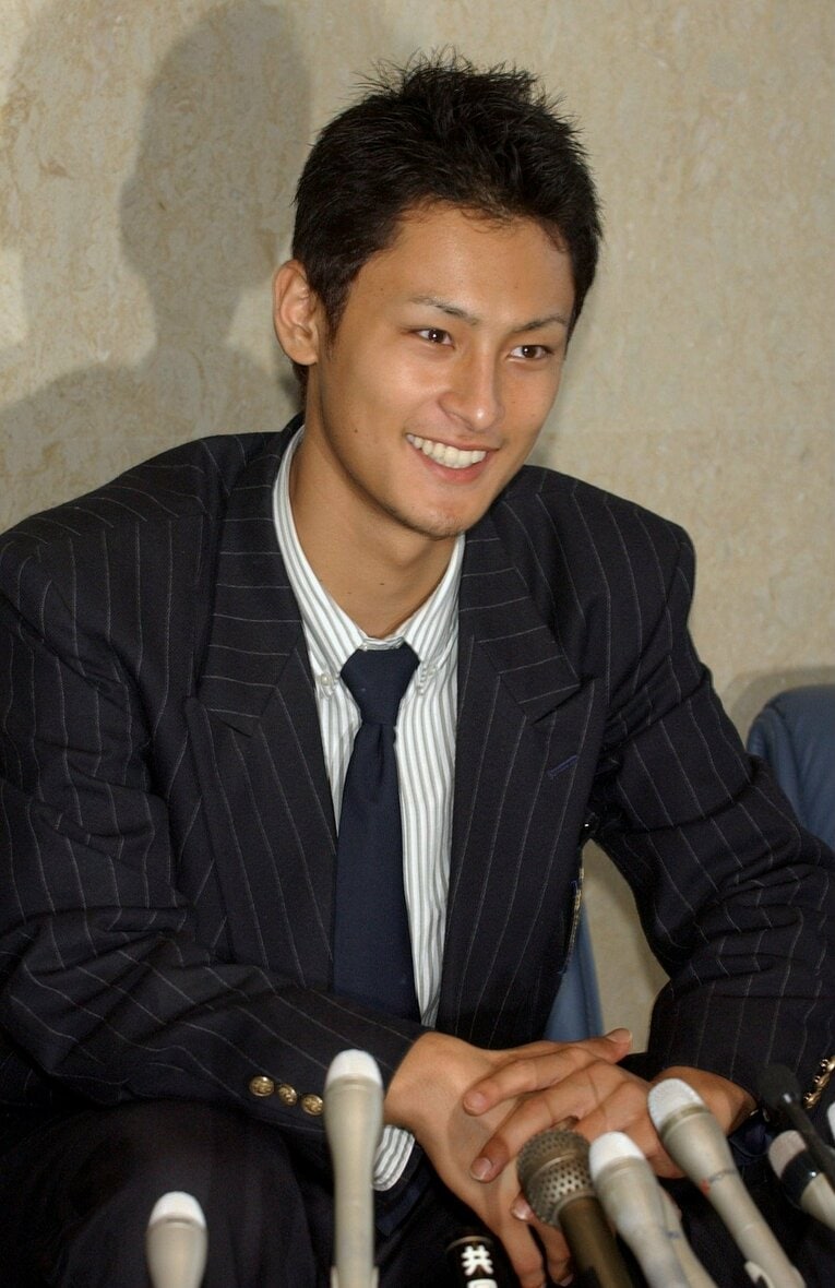 2004年11月17日のドラフト会議で日本ハムから1位指名を受け笑顔のダルビッシュ　©JIJI PRESS