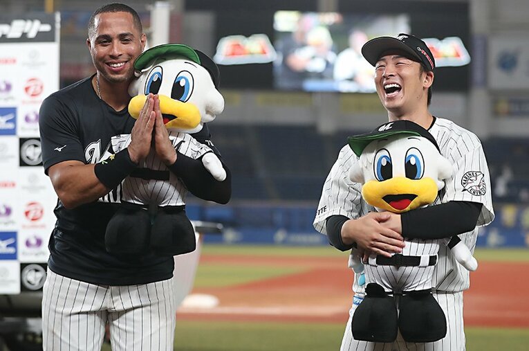 昨季25本塁打のマーティンとホークスキラーとして5勝を挙げた美馬学。今季も主力として期待がかかる ／ photograph by JIJI PRESS