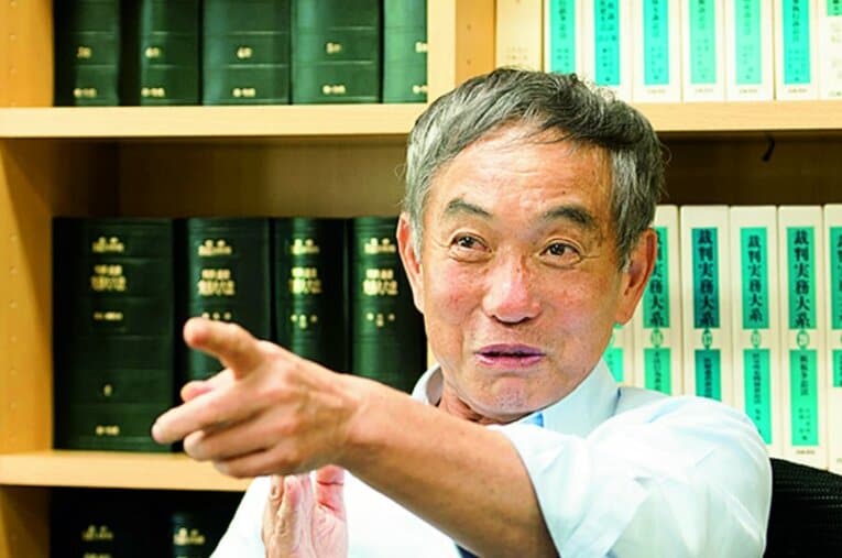 一塁塁審の清水。東大から文部省に入り、弁護士となり、アマチュア野球の審判も務めた　©Wataru Sato