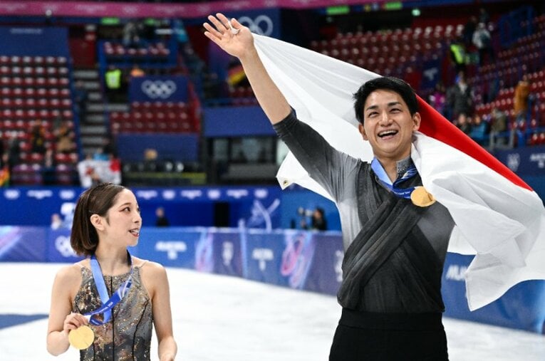 歴史を塗り替えた二人。ペア種目の黎明期を支えたスケーターも万感の思いで見守った ／ photograph by Asami Enomoto/JMPA