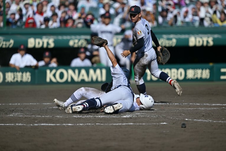 9回裏、スクイズを阻止する横浜守備陣　©Hideki Sugiyama