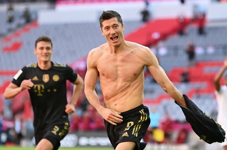 シーズン最多得点記録を更新したレバンドフスキ。最終戦で見せた執念のゴールだった ／ photograph by Getty Images