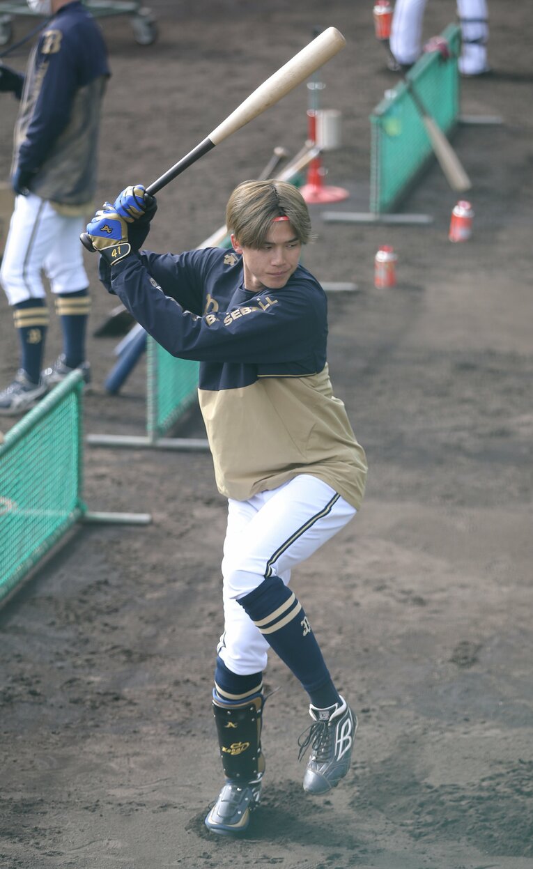 バットを振り込む佐野さん（写真は2022年）　©JIJI PRESS