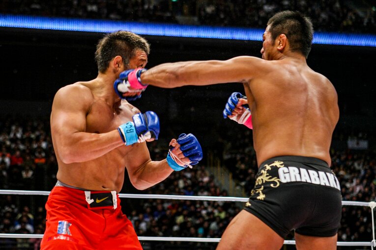 桜庭和志戦で“ヌルヌル騒動”を起こした秋山成勲と、PRIDEウェルター級GP王者の三崎和雄の対戦は大きな注目を集めた