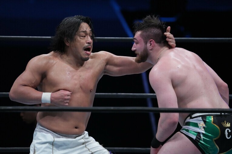 カラム・ニューマンを殴る後藤洋央紀　©Essei Hara