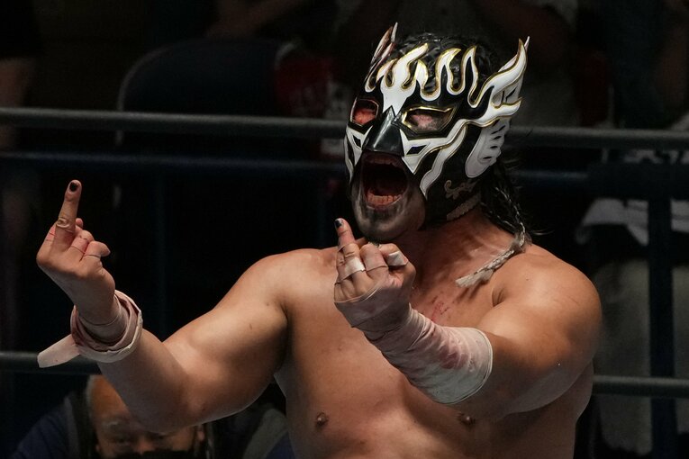 デスライダーを浴びて満身創痍のなか、両手で中指を突き立てるエル・デスペラード