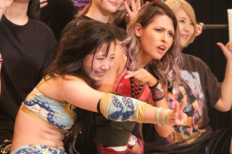 笑顔でジュリアにもたれかかった天咲。ジュリアも驚いた表情を見せた