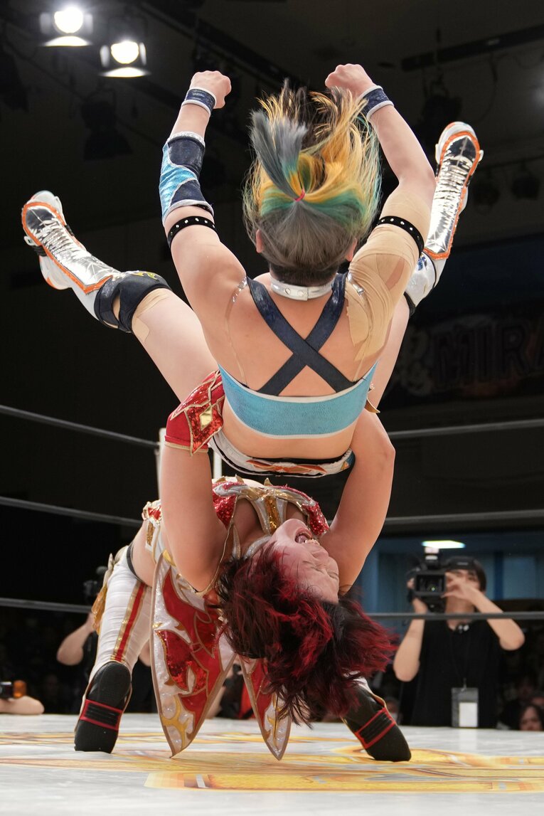 MIRAIをジャーマンスープレックスで投げる林下詩美　©Masashi Hara
