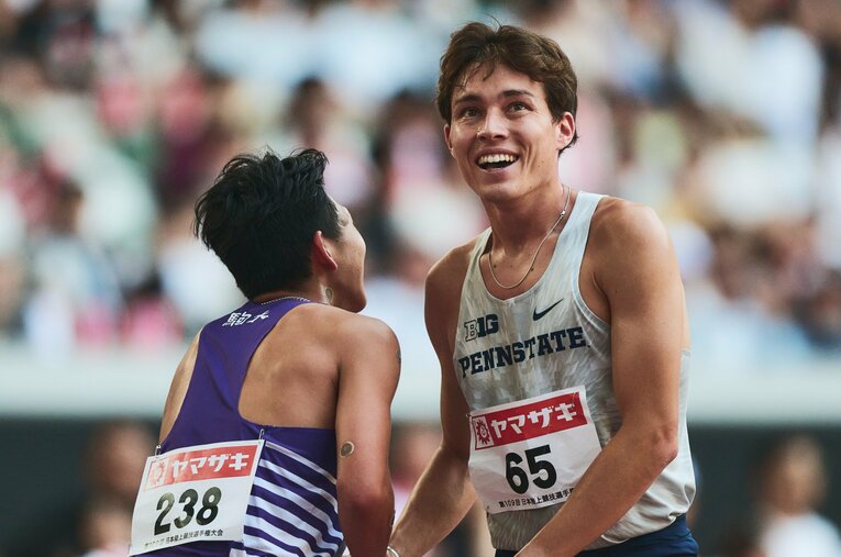 日本選手権800mで4位に食い込んだクレイアーロン竜波（ペンシルベニア州立大学）。レース後は優勝した落合晃（駒大）と健闘を称え合った　©Yuki Suenaga