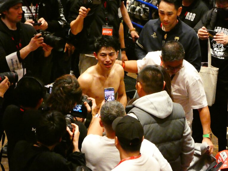 2月12日、正規王者プレーオプラーオからダウンを奪い3階級制覇を達成　©Koji Fuse