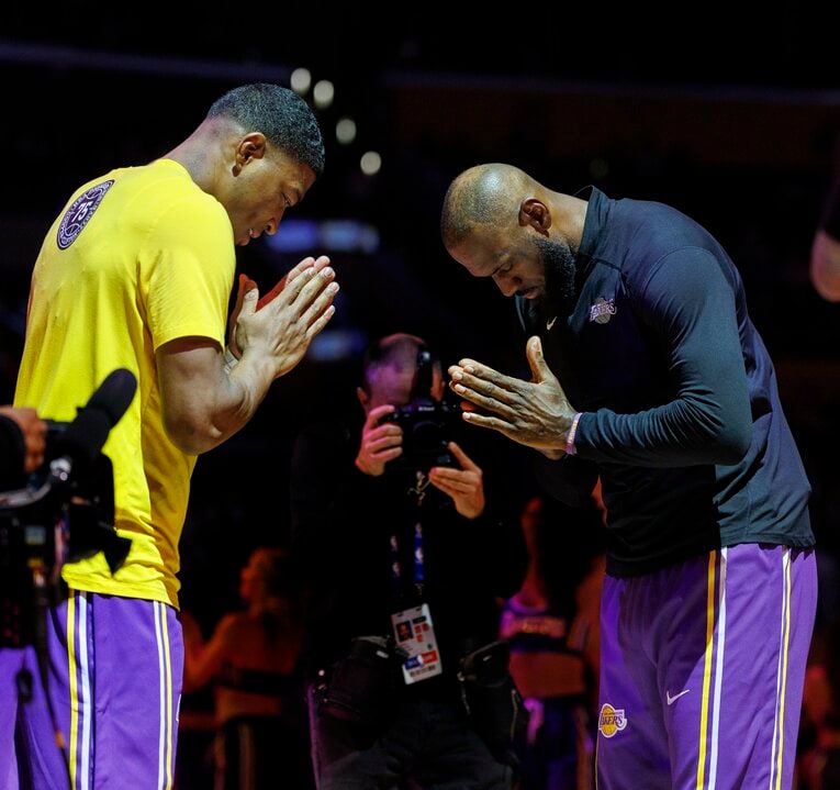 お馴染みの光景となったレブロンとの“儀式”　©︎Gina Ferazzi / Los Angeles Times via Getty Images