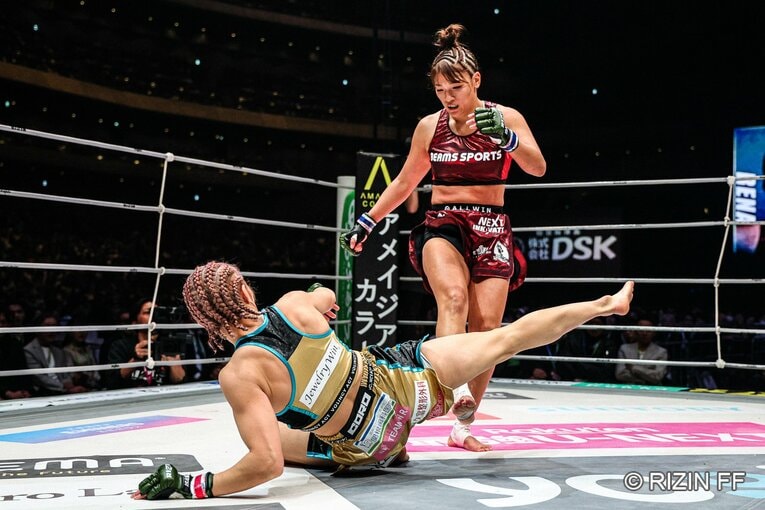 追撃を試みるRENA　©RIZIN FF