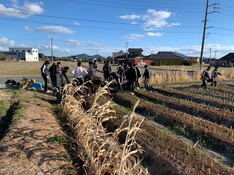 農業部の作業シーン　©︎Takagawa Gakuen