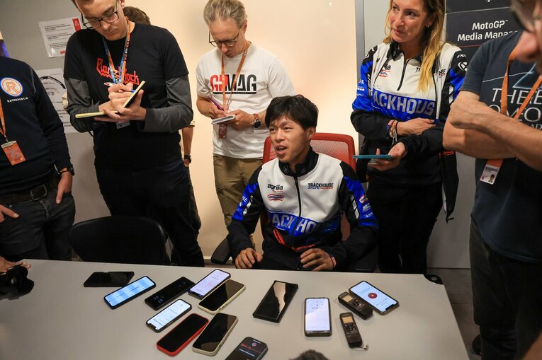 メディアからの注目度は高く、走行後は多くの記者に囲まれた　©Satoshi Endo