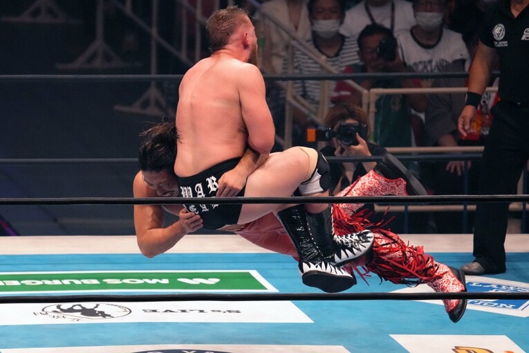 ジーン・ブラスター（スピアー・タックル）でゲイブ・キッドを破り3勝目をあげた辻陽太