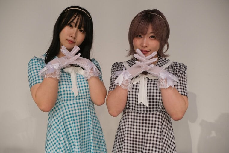 記者会見での「昭和アイドル風」衣装は2人で決めたという　©Norihiro Hashimoto