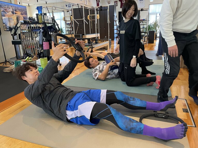 DeNA森原康平のなかなか見られないピラティストレの様子　©Takashi Ishizuka