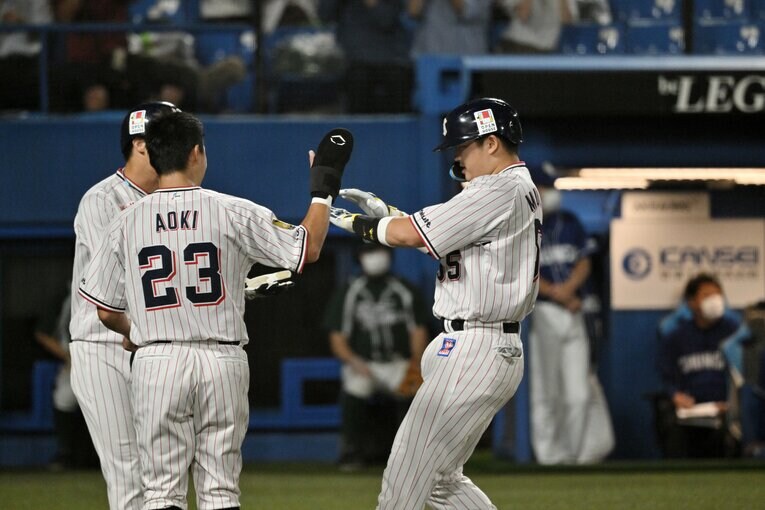 山田哲人、青木宣親の”大先輩”に迎えられる22歳・村上宗隆　©Hideki Sugiyama