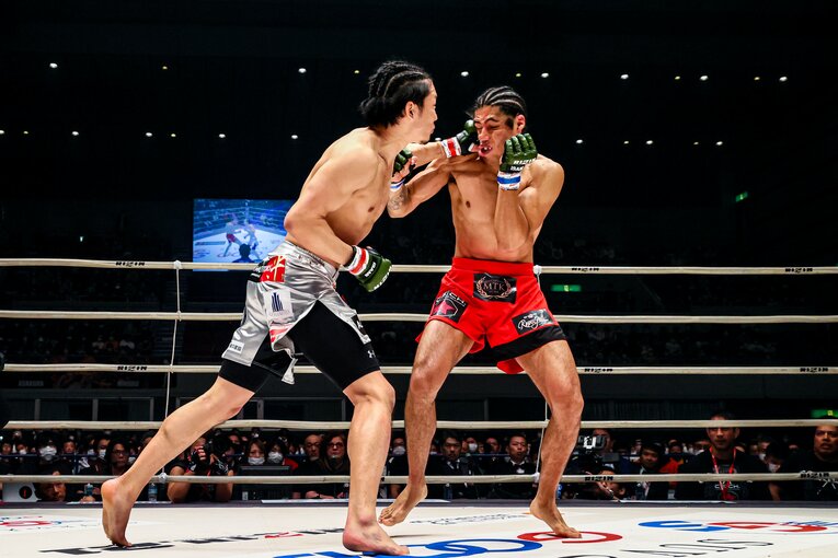 強烈なパンチでサラスの顔面が歪む　©RIZIN FF Susumu Nagao