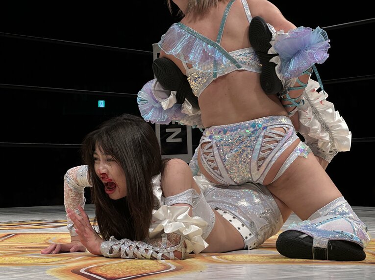 出血しながらも、懸命にロープを目指す心希