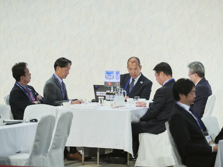 「表情が対照的すぎる！」ドラフト会場で見た巨人と阪神の首脳陣　©Yuki Suenaga