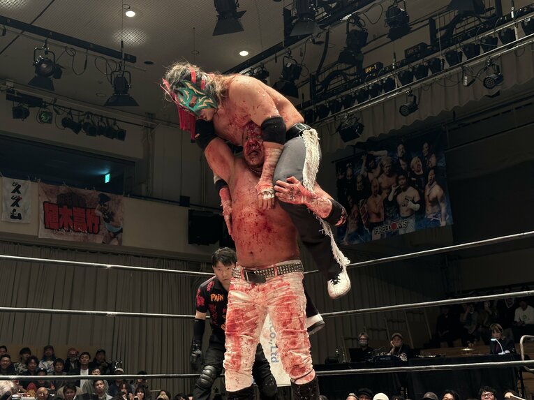 スワイプすると「エル・デスペラードvs葛西純」など激闘写真をご覧になれます　©Norihiro Hashimoto