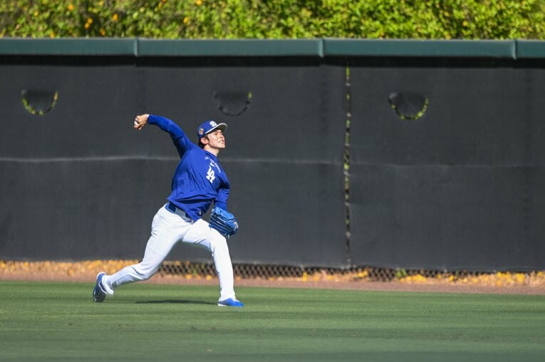 【Number現地撮影：佐々木朗希の最新写真】シーズン開幕に向けた調整を続ける佐々木（写真は右に続きます）　