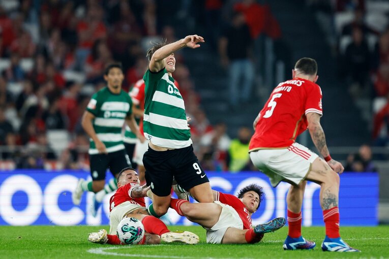 両チーム、ファールを厭わない激しいダービーが繰り広げられた　©Daisuke Nakashima