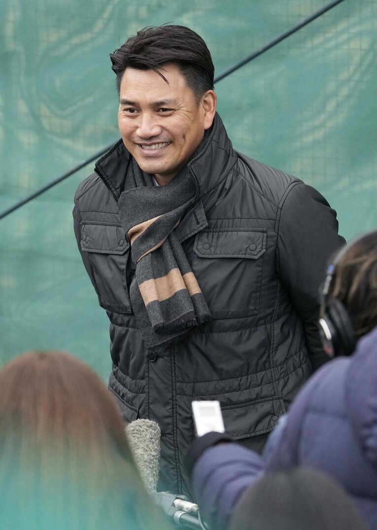 1月、新人合同練習の視察後に取材対応する井口監督　©︎KYODO