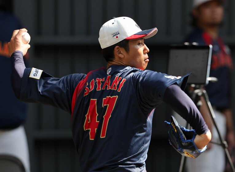 ブルペンで投球練習する曽谷龍平（オリックス）　©JIJI PRESS