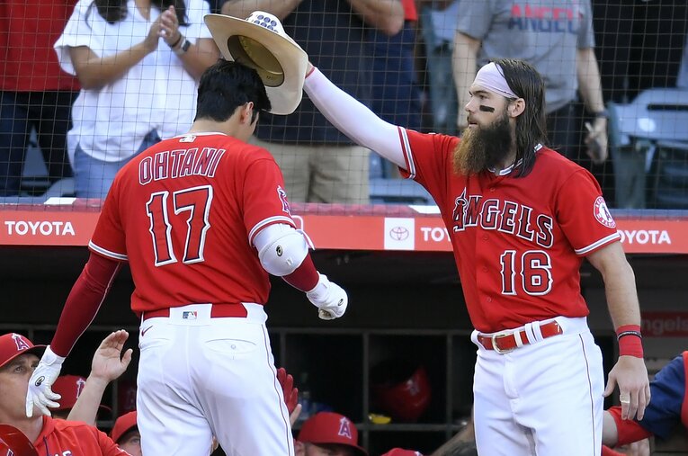 マーシュからはいつものデカ帽子で祝福　©Getty Images