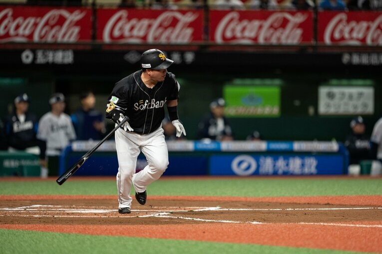 センター前ヒットを放つ山川　©Nanae Suzuki