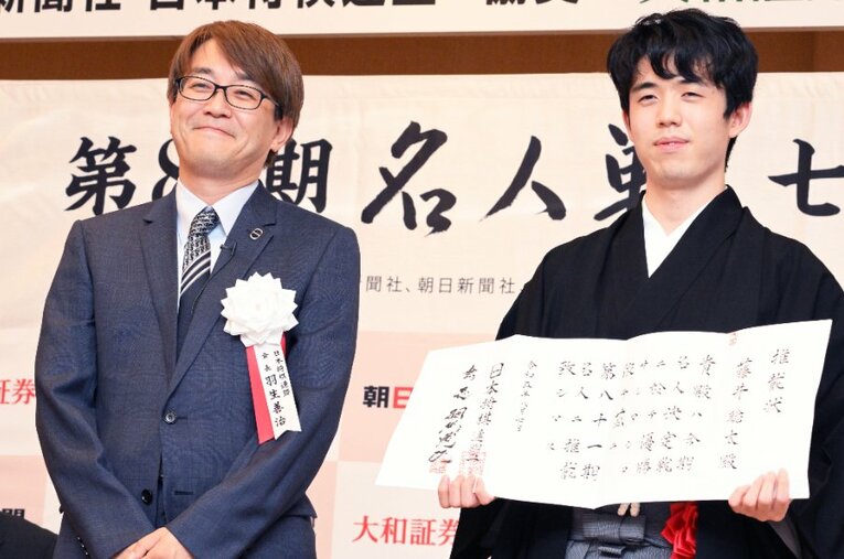 藤井聡太の名人就位式に日本将棋連盟会長として出席した羽生善治。藤井との対戦で復活を印象付けた天才棋士はなぜ会長職を引き受けたのか ／ photograph by Keiji Ishikawa