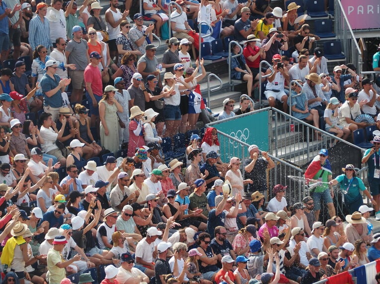 客席にホースで散水するボランティアスタッフ　©JMPA