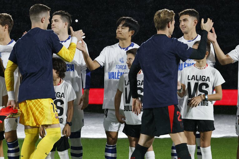 バレンシアの災害被災者へのメッセージシャツを着て、また黙祷が送られた（全3枚中の2枚目）　©Daisuke Nakashima